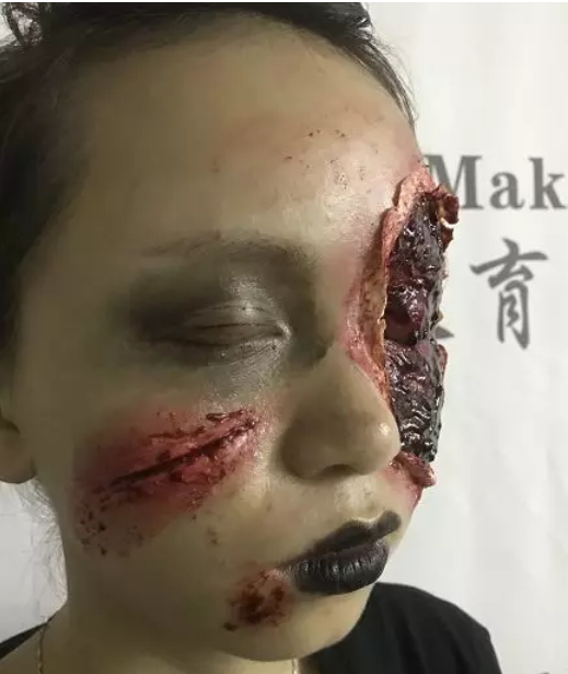 丧尸妆完成